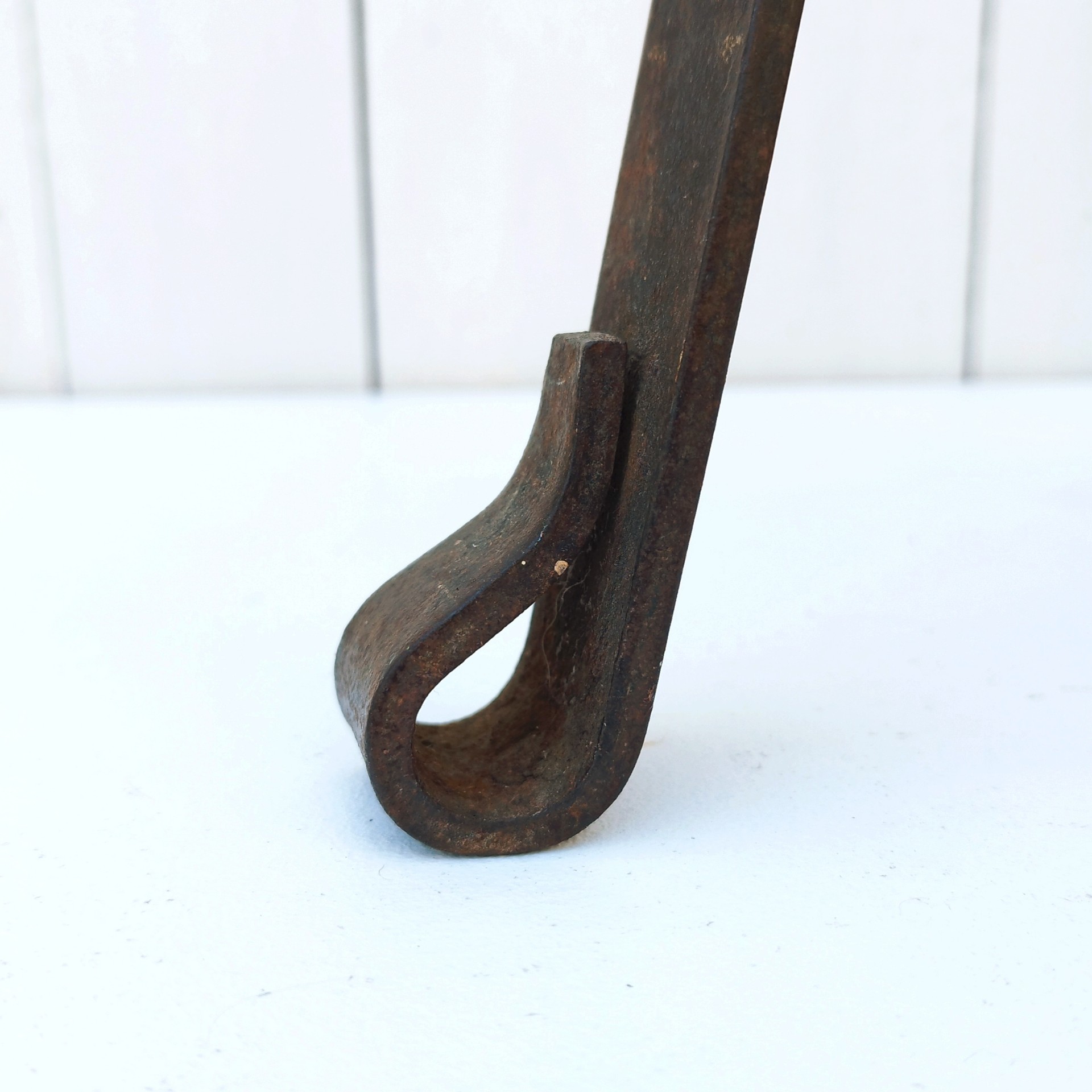 Petit tabouret brutaliste avec assise en bois patiné, cerclage  et pieds en fer forgé. Décoration très campagne ou très Loft. Patine d'origine. Un boulon a été changé. Bon état général. Hauteur : 38 cm Diamètre : 27 cm