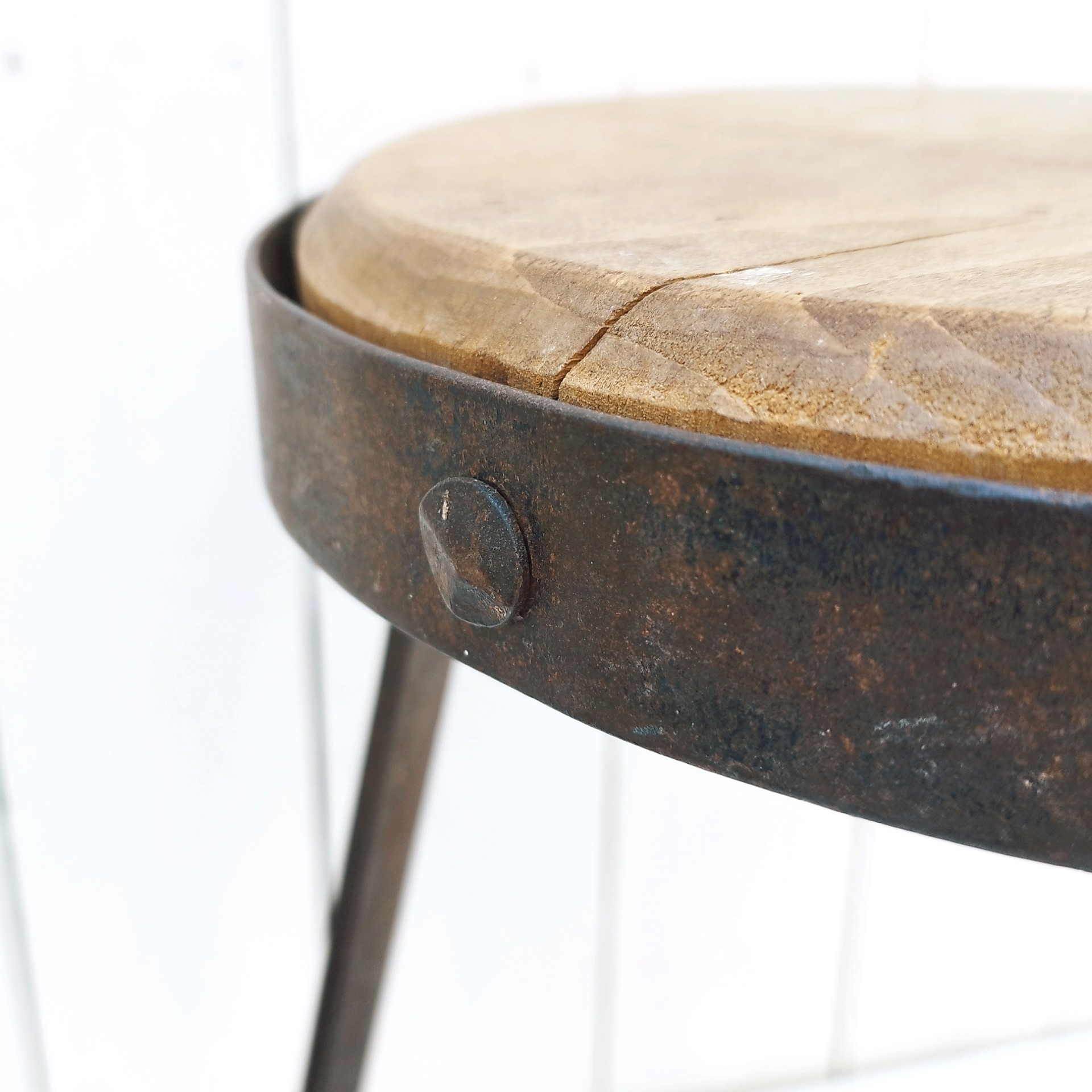 Petit tabouret brutaliste avec assise en bois patiné, cerclage  et pieds en fer forgé. Décoration très campagne ou très Loft. Patine d'origine. Un boulon a été changé. Bon état général. Hauteur : 38 cm Diamètre : 27 cm