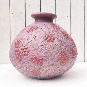 Important vase d'époque art nouveau par Joseph Mougin Nancy en grès émaillé dans les tons de rose et violet à  motif de fruits dans un feuillage. Signé et numéroté. Très belle qualité et très lourd. Très bon état Diamètre : ~29 cm