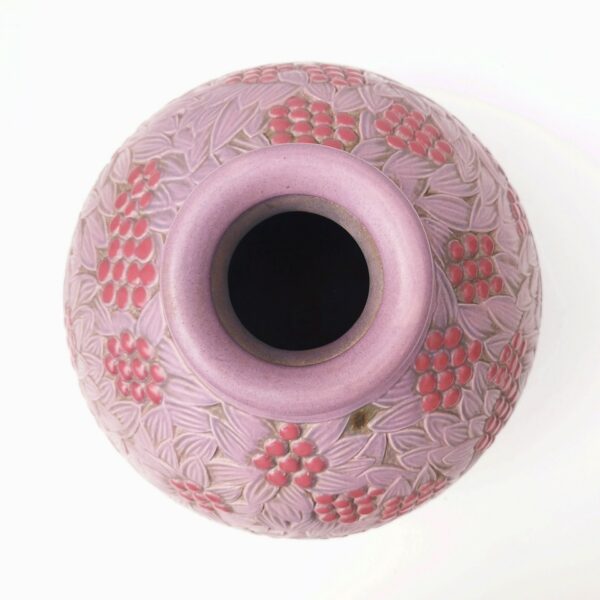 Important vase d'époque art nouveau par Joseph Mougin Nancy en grès émaillé dans les tons de rose et violet à  motif de fruits dans un feuillage. Signé et numéroté. Très belle qualité et très lourd. Très bon état Diamètre : ~29 cm