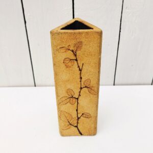 Vase triangulaire en céramique, modèle herbier par Raymonde Leduc. Petites égrenures au col sans gravité. Très bon état Hauteur : 19,5 cm