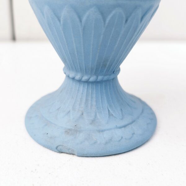 Vase en biscuit bleu et blanc signé Wedgwood, manufacture anglaise. Avec un décor de personnages à l'antique donnant l'impression d'un camée. Un petit éclat au pied. Hauteur : 14,5 cm