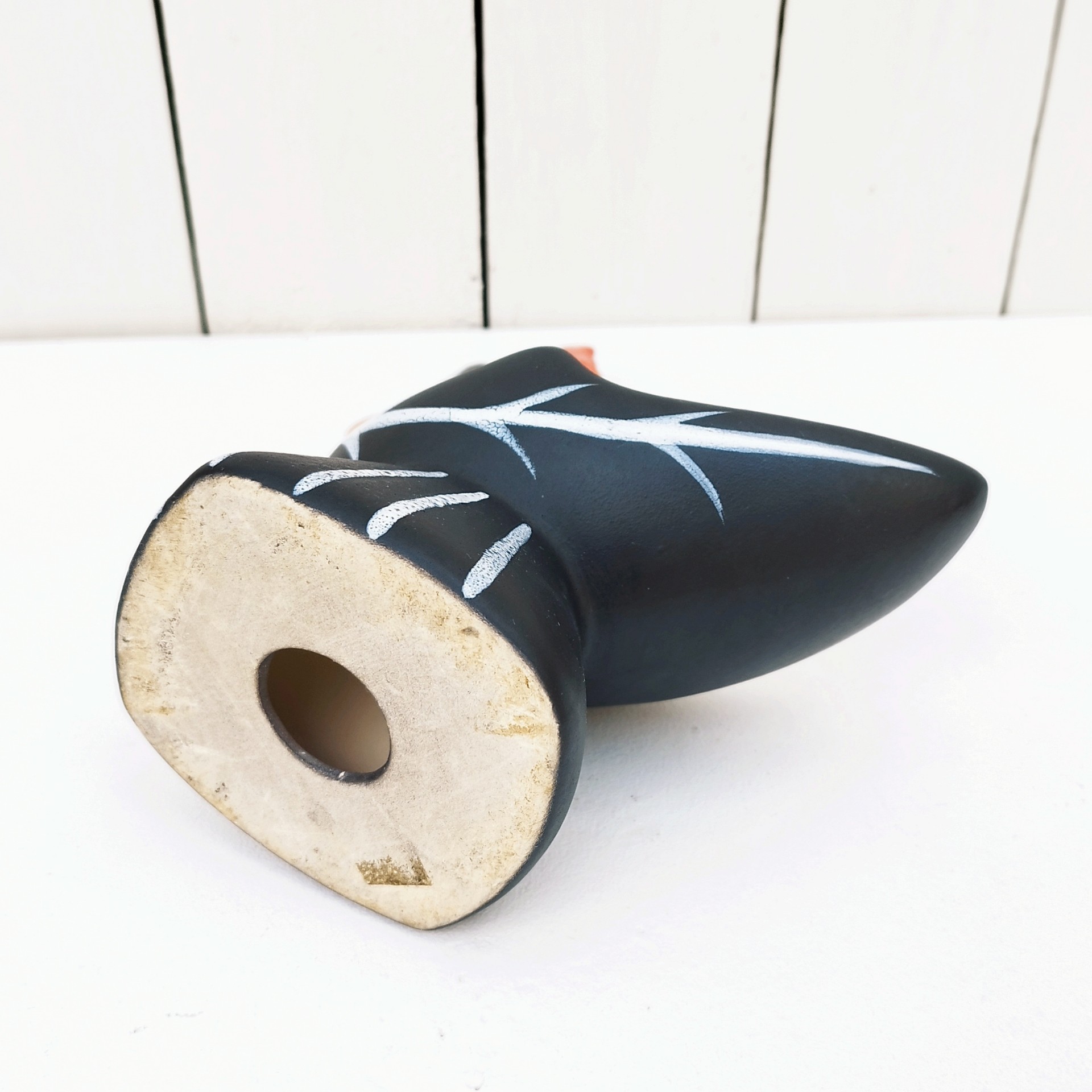 Vide poche en céramique antropomorphe représentant un coq, datant des années 50. Une micro égrenure sur le haut de la crête. Très bon état. Hauteur : 22 cm Dimensions : 19,5 x  9 cm