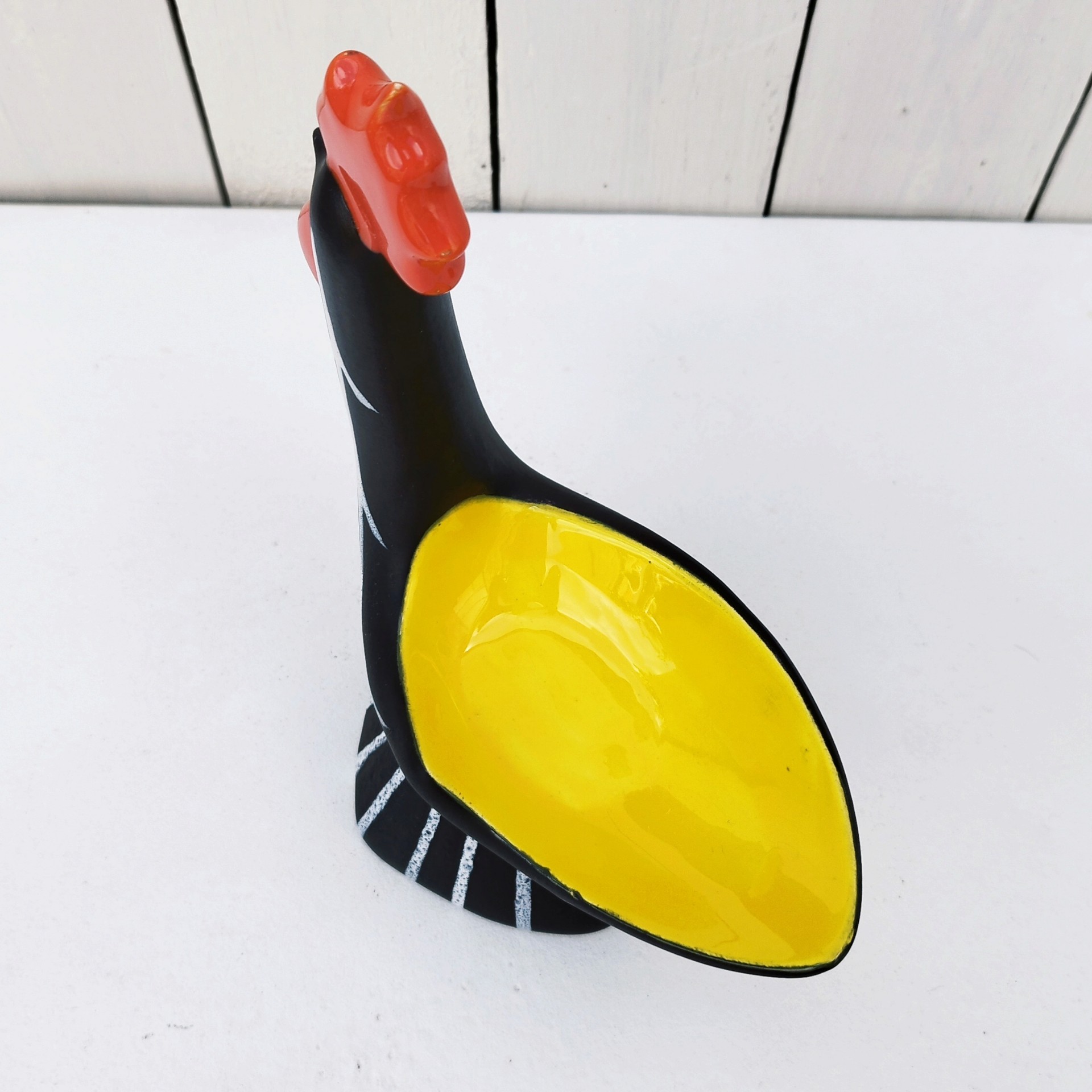 Vide poche en céramique antropomorphe représentant un coq, datant des années 50. Une micro égrenure sur le haut de la crête. Très bon état. Hauteur : 22 cm Dimensions : 19,5 x  9 cm