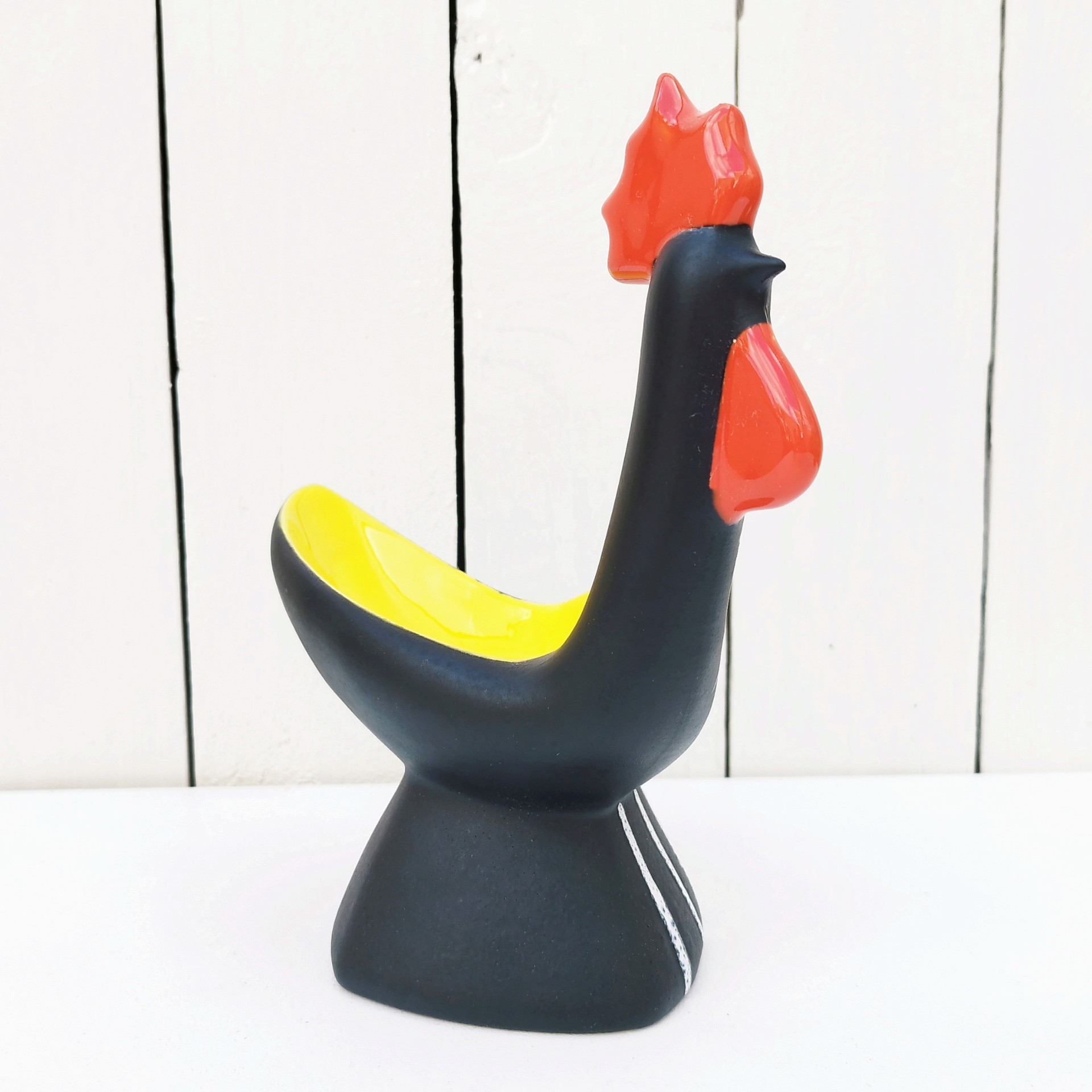Vide poche en céramique antropomorphe représentant un coq, datant des années 50. Une micro égrenure sur le haut de la crête. Très bon état. Hauteur : 22 cm Dimensions : 19,5 x  9 cm