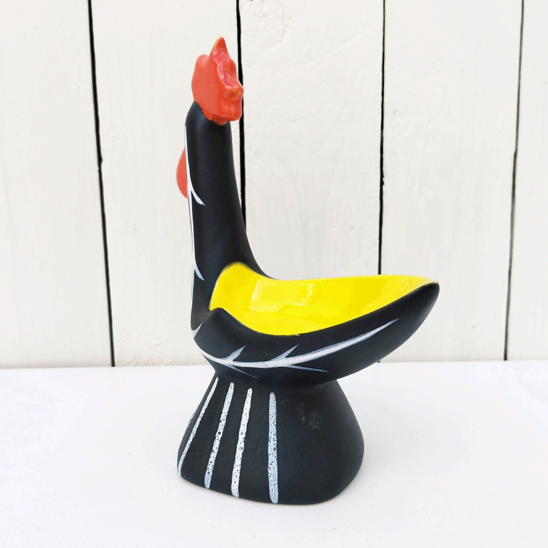 Vide poche en céramique antropomorphe représentant un coq, datant des années 50. Une micro égrenure sur le haut de la crête. Très bon état. Hauteur : 22 cm Dimensions : 19,5 x  9 cm