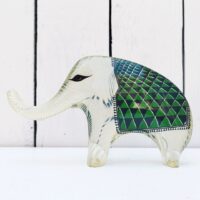 Eléphant en lucite, dessiné par le brésilien Abraham Palatnik. Datant des années 60-70. Décor cinétique typique du travail de l'artiste. Petites rayures d'usage. Très légèrement jauni. Un petit fèle au niveau de la patte avant gauche. Bon état général Longueur : 17 cm Hauteur : 11 cm