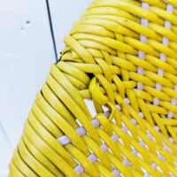 Fauteuil satellite fil plastifié de couleur blanc et jaune. Datant des années 50. Piétement en métal peint en noir. Un accroc à gauche au niveau de l'accoudoir, petites traces de corrosion sur le piètement Bon état général Hauteur : 50 cm Largeur : 50 cm Profondeur : 44 cm Hauteur assise : 25 cm