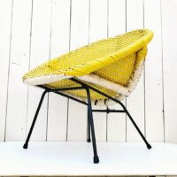 Fauteuil satellite fil plastifié de couleur blanc et jaune. Datant des années 50. Piétement en métal peint en noir. Un accroc à gauche au niveau de l'accoudoir, petites traces de corrosion sur le piètement Bon état général Hauteur : 50 cm Largeur : 50 cm Profondeur : 44 cm Hauteur assise : 25 cm