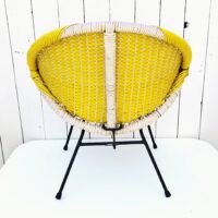 Fauteuil satellite fil plastifié de couleur blanc et jaune. Datant des années 50. Piétement en métal peint en noir. Un accroc à gauche au niveau de l'accoudoir, petites traces de corrosion sur le piètement Bon état général Hauteur : 50 cm Largeur : 50 cm Profondeur : 44 cm Hauteur assise : 25 cm