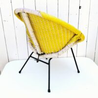 Fauteuil satellite fil plastifié de couleur blanc et jaune. Datant des années 50. Piétement en métal peint en noir. Un accroc à gauche au niveau de l'accoudoir, petites traces de corrosion sur le piètement Bon état général Hauteur : 50 cm Largeur : 50 cm Profondeur : 44 cm Hauteur assise : 25 cm