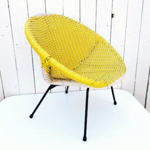Fauteuil satellite fil plastifié de couleur blanc et jaune. Datant des années 50. Piétement en métal peint en noir. Un accroc à gauche au niveau de l'accoudoir, petites traces de corrosion sur le piètement Bon état général Hauteur : 50 cm Largeur : 50 cm Profondeur : 44 cm Hauteur assise : 25 cm