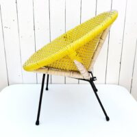 Fauteuil satellite fil plastifié de couleur blanc et jaune. Datant des années 50. Piétement en métal peint en noir. Un accroc à gauche au niveau de l'accoudoir, petites traces de corrosion sur le piètement Bon état général Hauteur : 50 cm Largeur : 50 cm Profondeur : 44 cm Hauteur assise : 25 cm