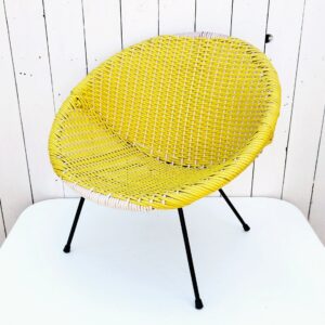 Fauteuil satellite fil plastifié de couleur blanc et jaune. Datant des années 50. Piétement en métal peint en noir. Un accroc à gauche au niveau de l'accoudoir, petites traces de corrosion sur le piètement Bon état général Hauteur : 50 cm Largeur : 50 cm Profondeur : 44 cm Hauteur assise : 25 cm