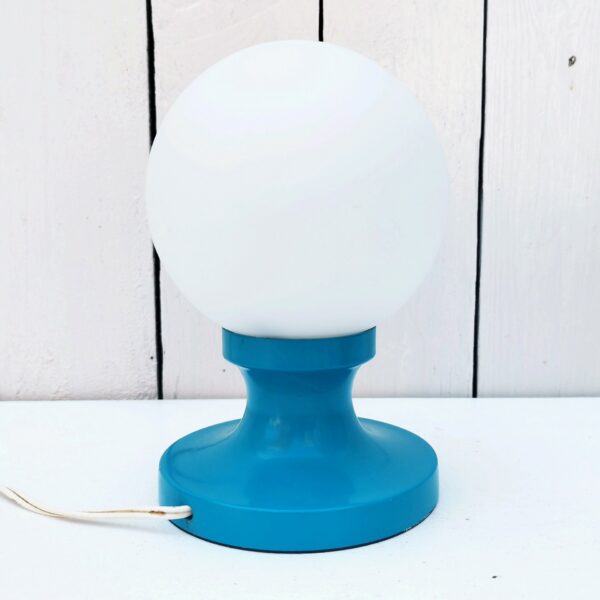 Lampe à poser en métal de couleur bleu, globe en verre poli . Datant des années 70. Electrification d'origine. Petites rayures d'usage. Bon état général. Hauteur : ~19 cm