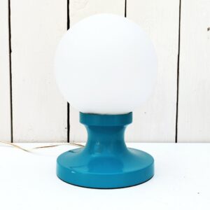 Lampe à poser en métal de couleur bleu, globe en verre poli . Datant des années 70. Electrification d'origine. Petites rayures d'usage. Bon état général. Hauteur : ~19 cm