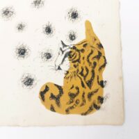 Lithographie tirée du recueil Animalité, sur velin d'Arches, signée Jean lurçat. Représentant un animal fantastique . Lithographie s'intitulant : "De nos jours, le tigre commande son portrait à Arcimboldo" Des petites taches, traces de colle sur l'arrière Bon état général Dimensions : 55 x 38 cm