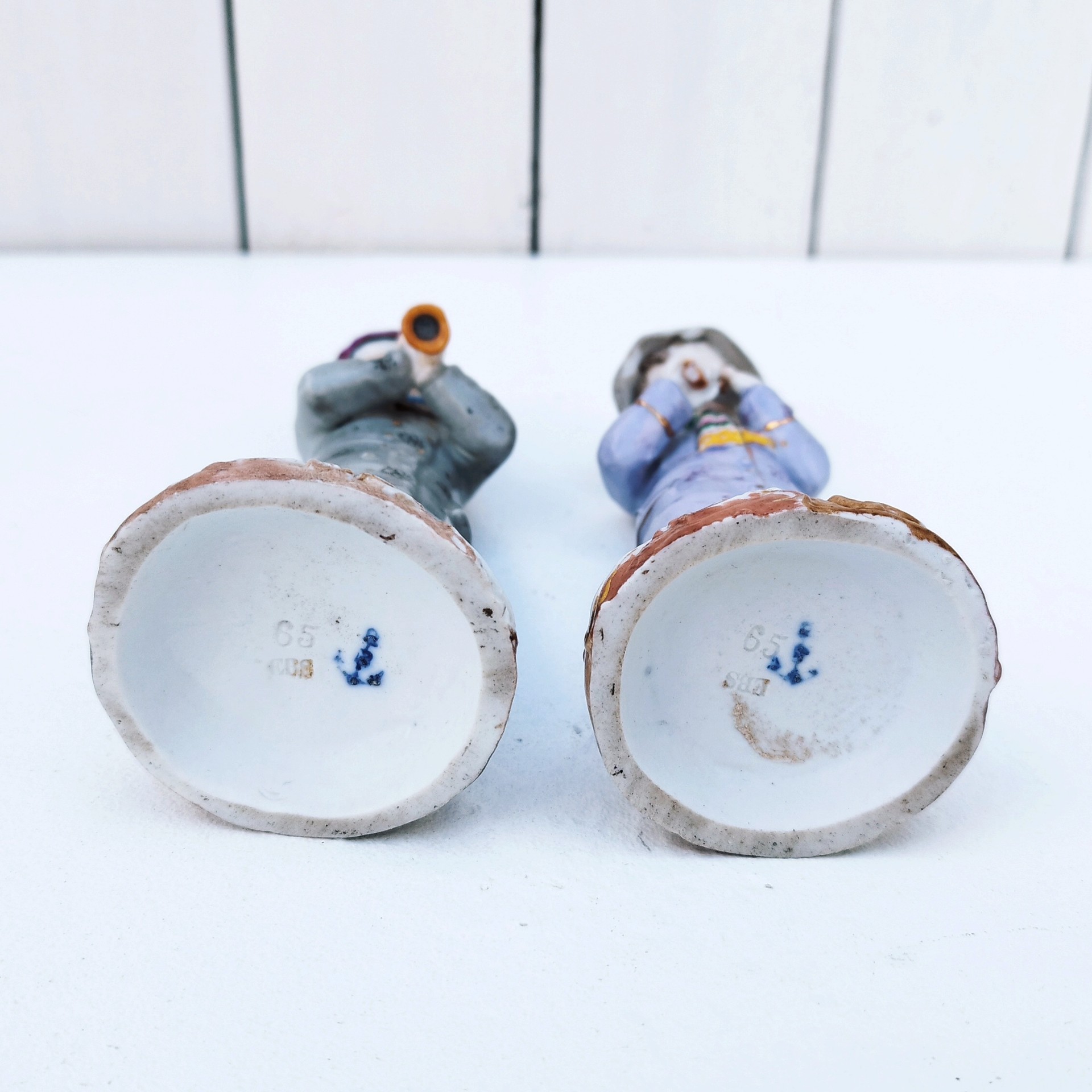 Paire de figurines en porcelaine de Saxe en Allemagne, représentant des musiciens joueurs de flûtes, pipeau. Très bon état général Hauteur : 15 cm