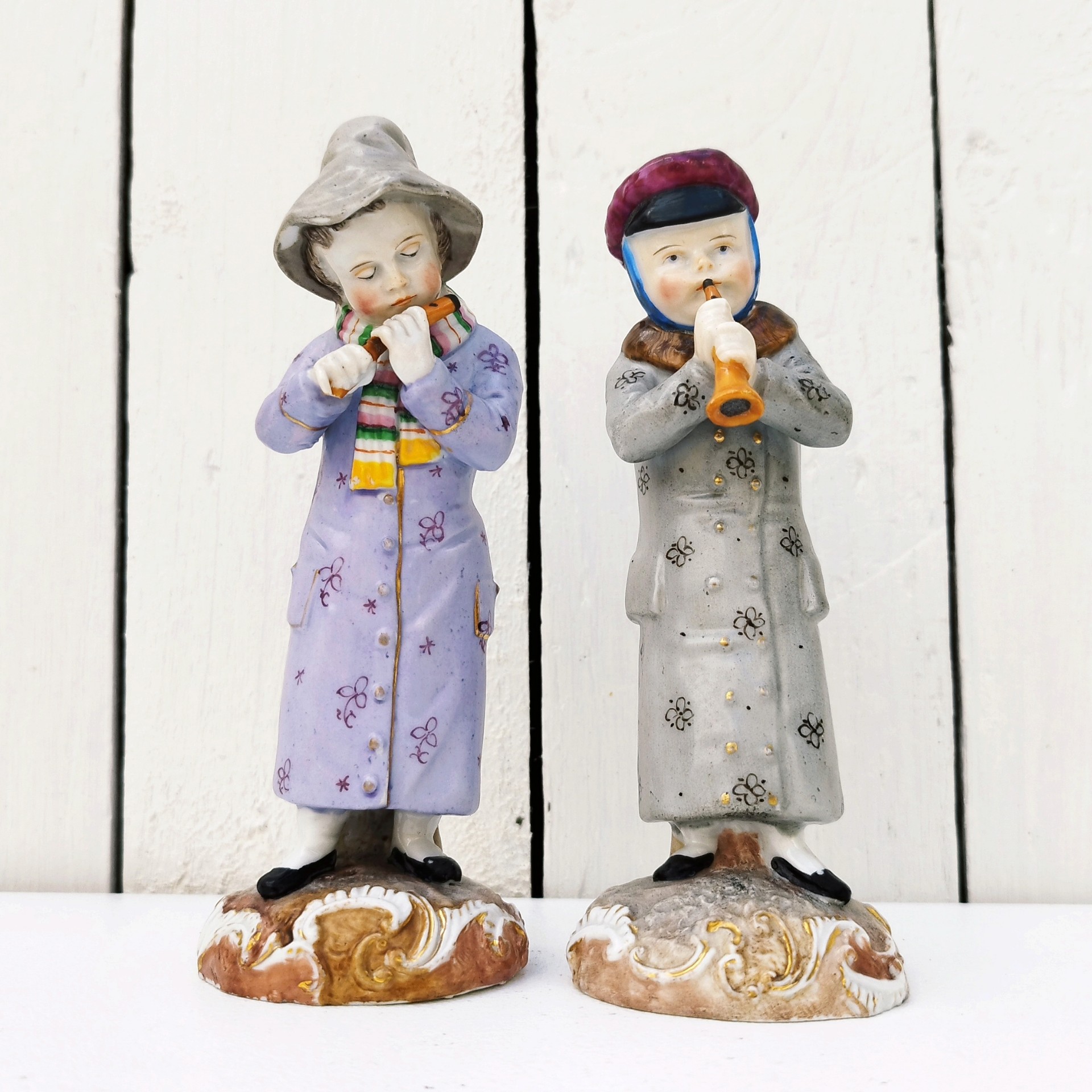 Paire de figurines en porcelaine de Saxe en Allemagne, représentant des musiciens joueurs de flûtes, pipeau. Très bon état général Hauteur : 15 cm