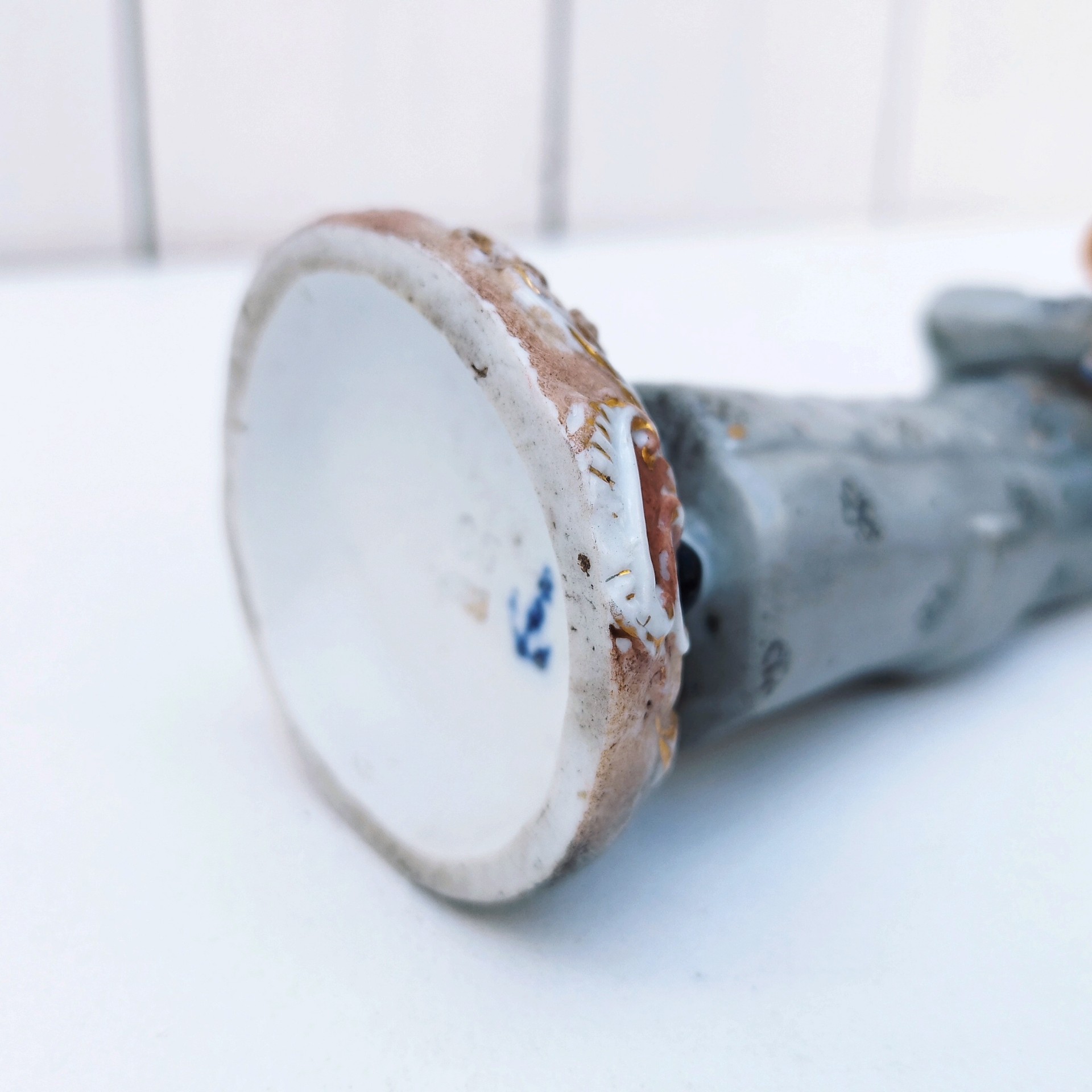 Paire de figurines en porcelaine de Saxe en Allemagne, représentant des musiciens joueurs de flûtes, pipeau. Très bon état général Hauteur : 15 cm