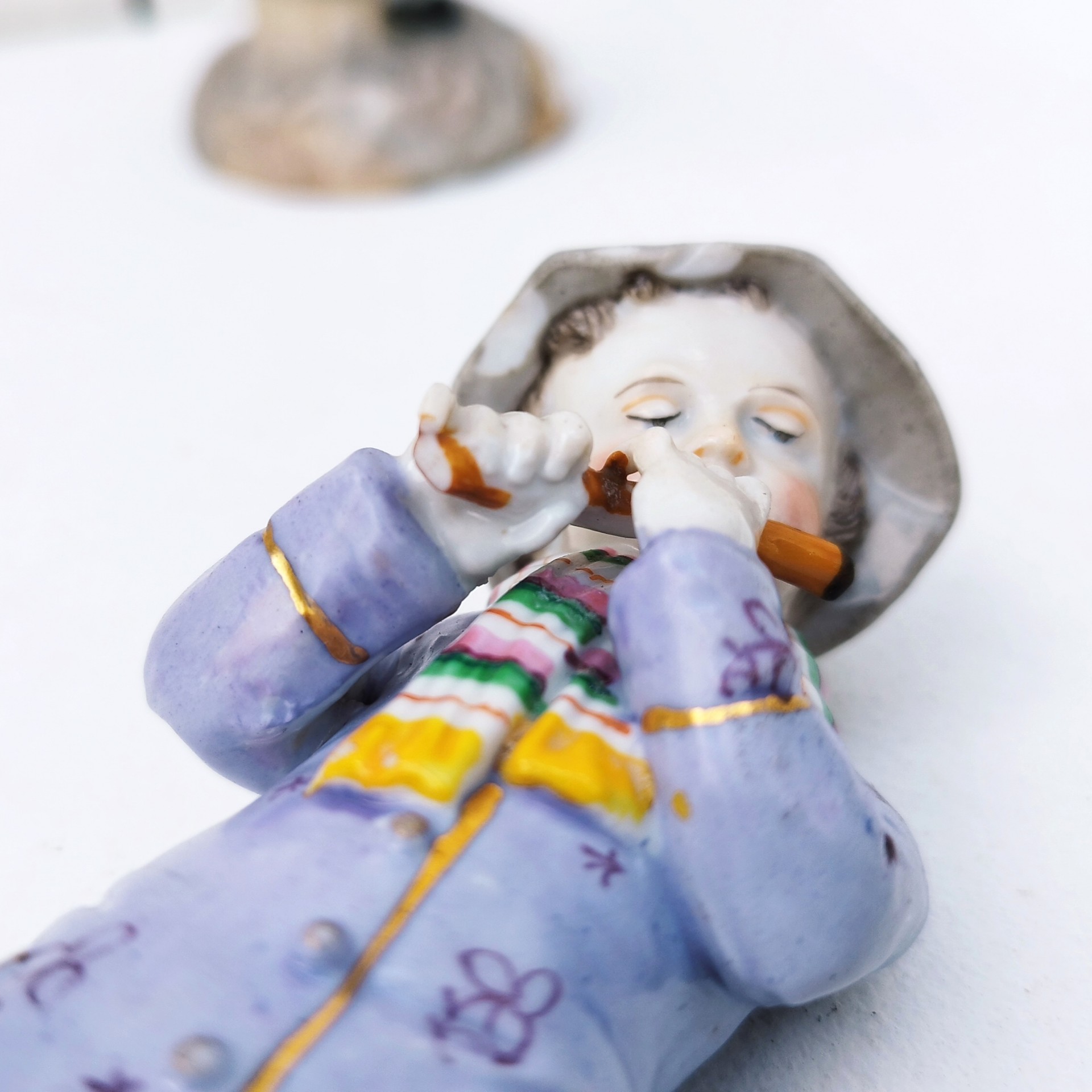Paire de figurines en porcelaine de Saxe en Allemagne, représentant des musiciens joueurs de flûtes, pipeau. Très bon état général Hauteur : 15 cm