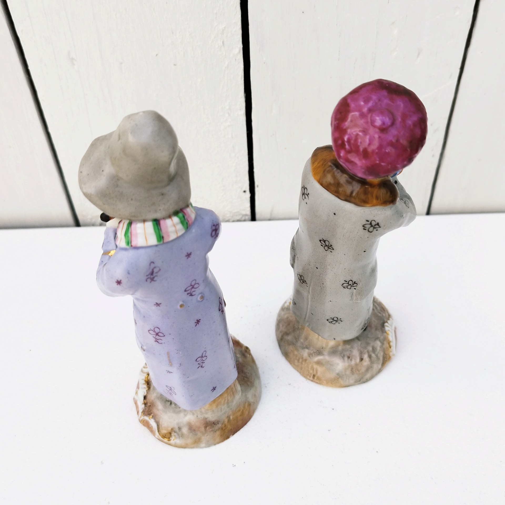 Paire de figurines en porcelaine de Saxe en Allemagne, représentant des musiciens joueurs de flûtes, pipeau. Très bon état général Hauteur : 15 cm