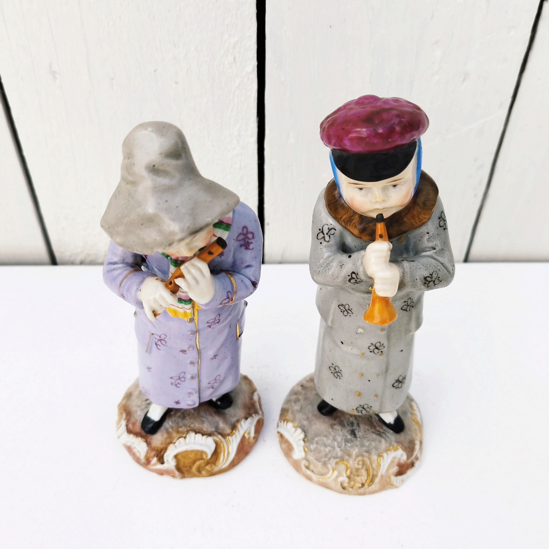 Paire de figurines en porcelaine de Saxe en Allemagne, représentant des musiciens joueurs de flûtes, pipeau. Très bon état général Hauteur : 15 cm