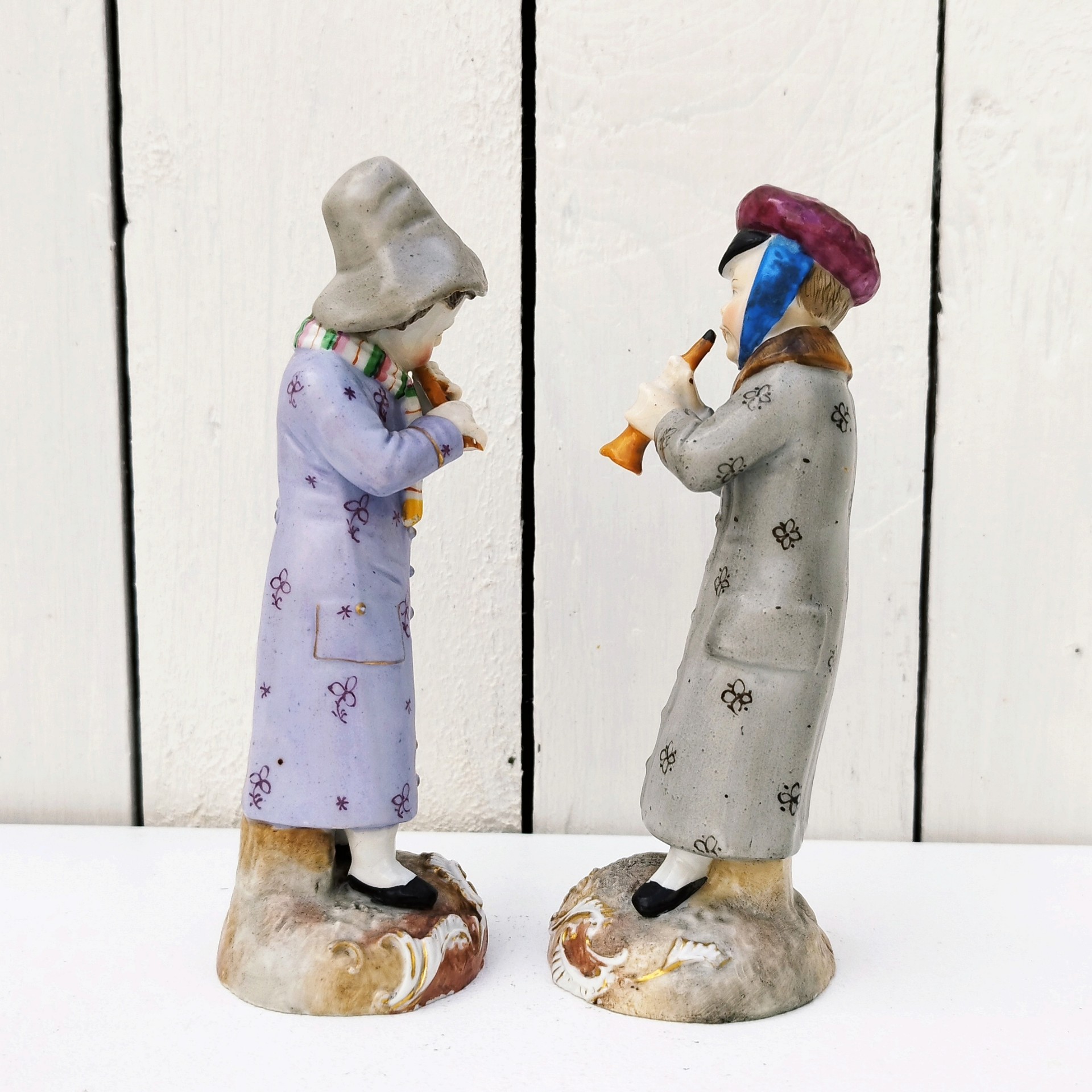 Paire de figurines en porcelaine de Saxe en Allemagne, représentant des musiciens joueurs de flûtes, pipeau. Très bon état général Hauteur : 15 cm