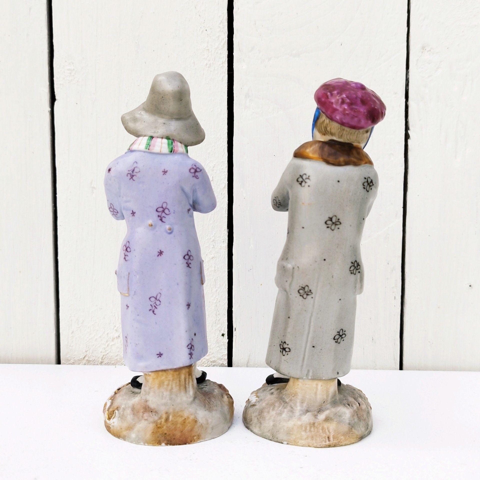 Paire de figurines en porcelaine de Saxe en Allemagne, représentant des musiciens joueurs de flûtes, pipeau. Très bon état général Hauteur : 15 cm