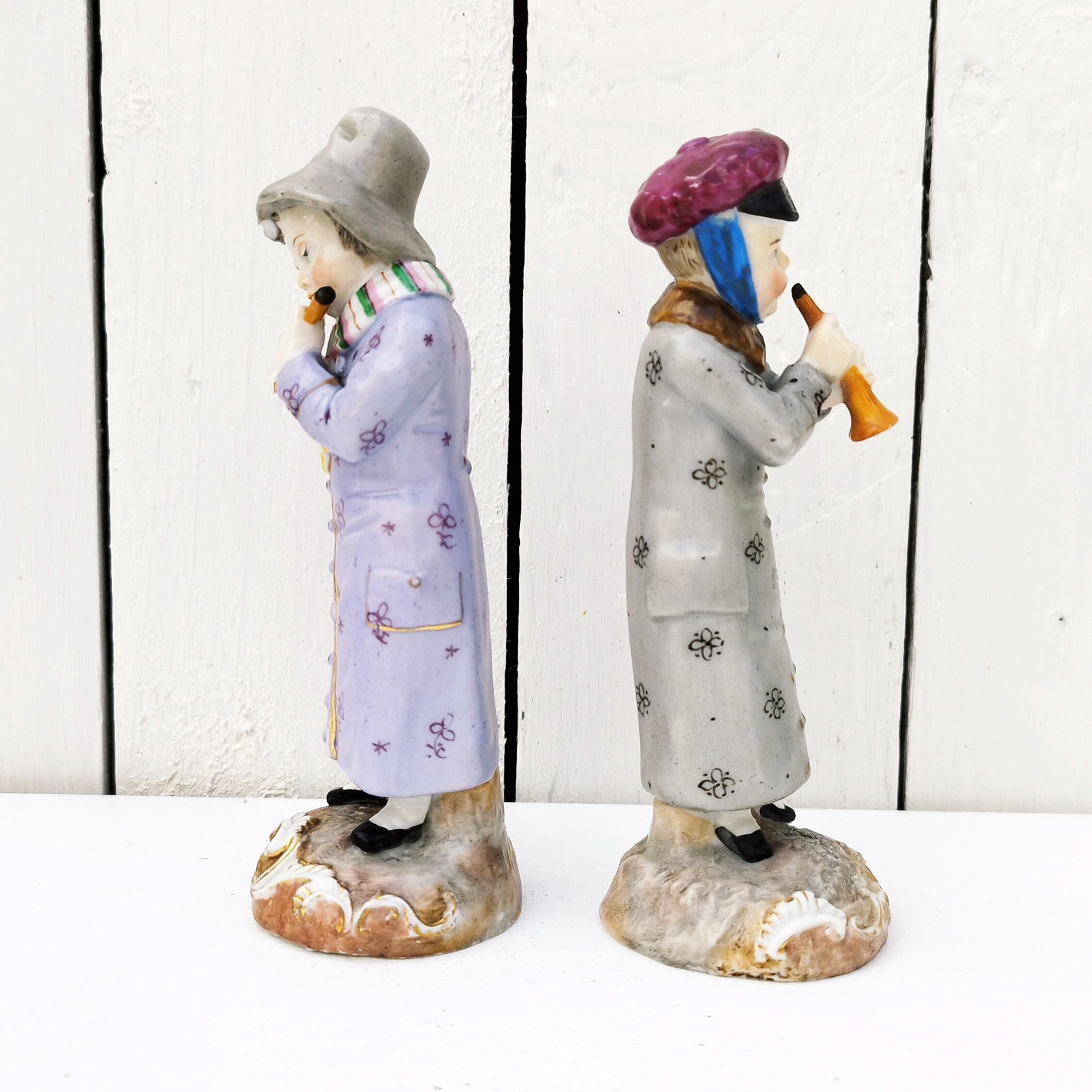 Paire de figurines en porcelaine de Saxe en Allemagne, représentant des musiciens joueurs de flûtes, pipeau. Très bon état général Hauteur : 15 cm
