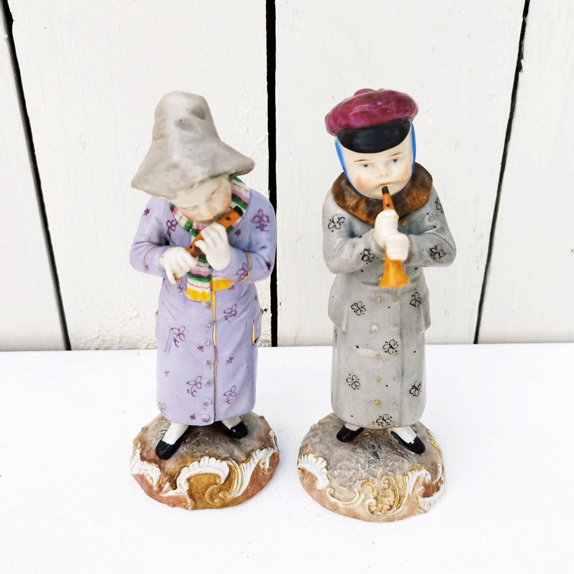 Paire de figurines en porcelaine de Saxe en Allemagne, représentant des musiciens joueurs de flûtes, pipeau. Très bon état général Hauteur : 15 cm