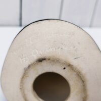 Poupée en faïence de Quimper non émaillée représentant une bretonne bigoudène par Marjatta Taburet. Signée sur le dessous HB Quimper Marjatta Taburet. Des traces sur le blanc. Bon état général. Hauteur : 16,5 cm