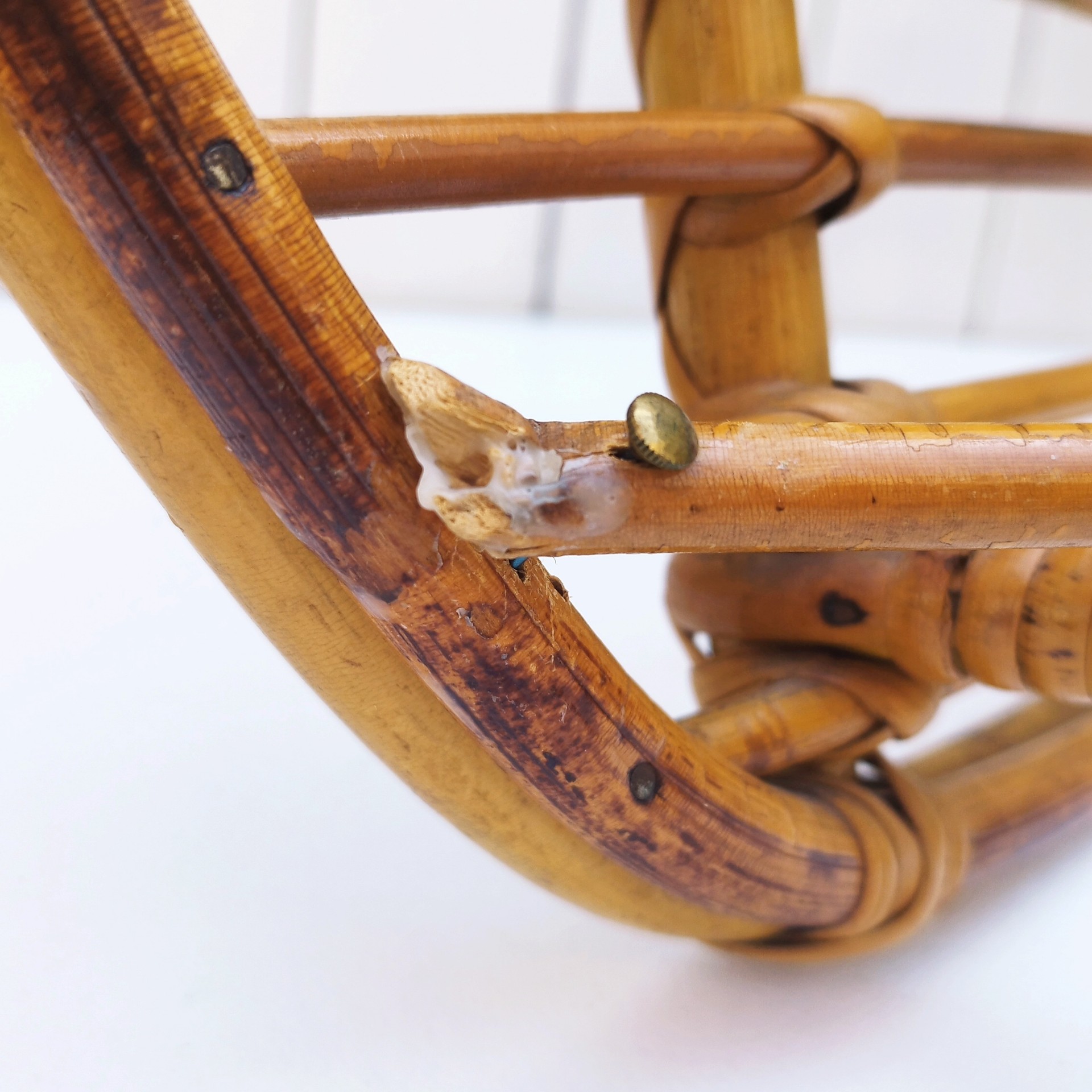 Grand porte-manteaux en rotin, 4 patères. Datant des années 60. Deux accroches murales. Manque un lien sur le coté gauche au niveau de la patère, a été refixé avec une pointe et collé. Bon état général. Longueur : 75 cm hauteur max : 40 cm Hauteur min : 30 cm