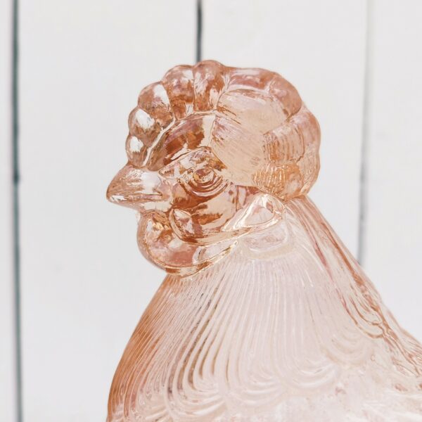 Grande bonbonnière poule au nid en verre rose. D'un plus bel effet sur le centre d'un table. Très bon état Hauteur totale : 21 cm Dimensions nid : 21 x 17 x 7,5 cm