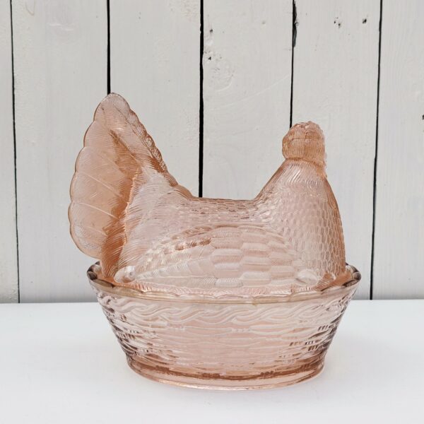 Grande bonbonnière poule au nid en verre rose. D'un plus bel effet sur le centre d'un table. Très bon état Hauteur totale : 21 cm Dimensions nid : 21 x 17 x 7,5 cm