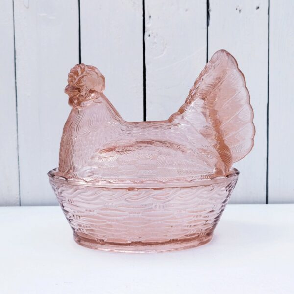 Grande bonbonnière poule au nid en verre rose. D'un plus bel effet sur le centre d'un table. Très bon état Hauteur totale : 21 cm Dimensions nid : 21 x 17 x 7,5 cm