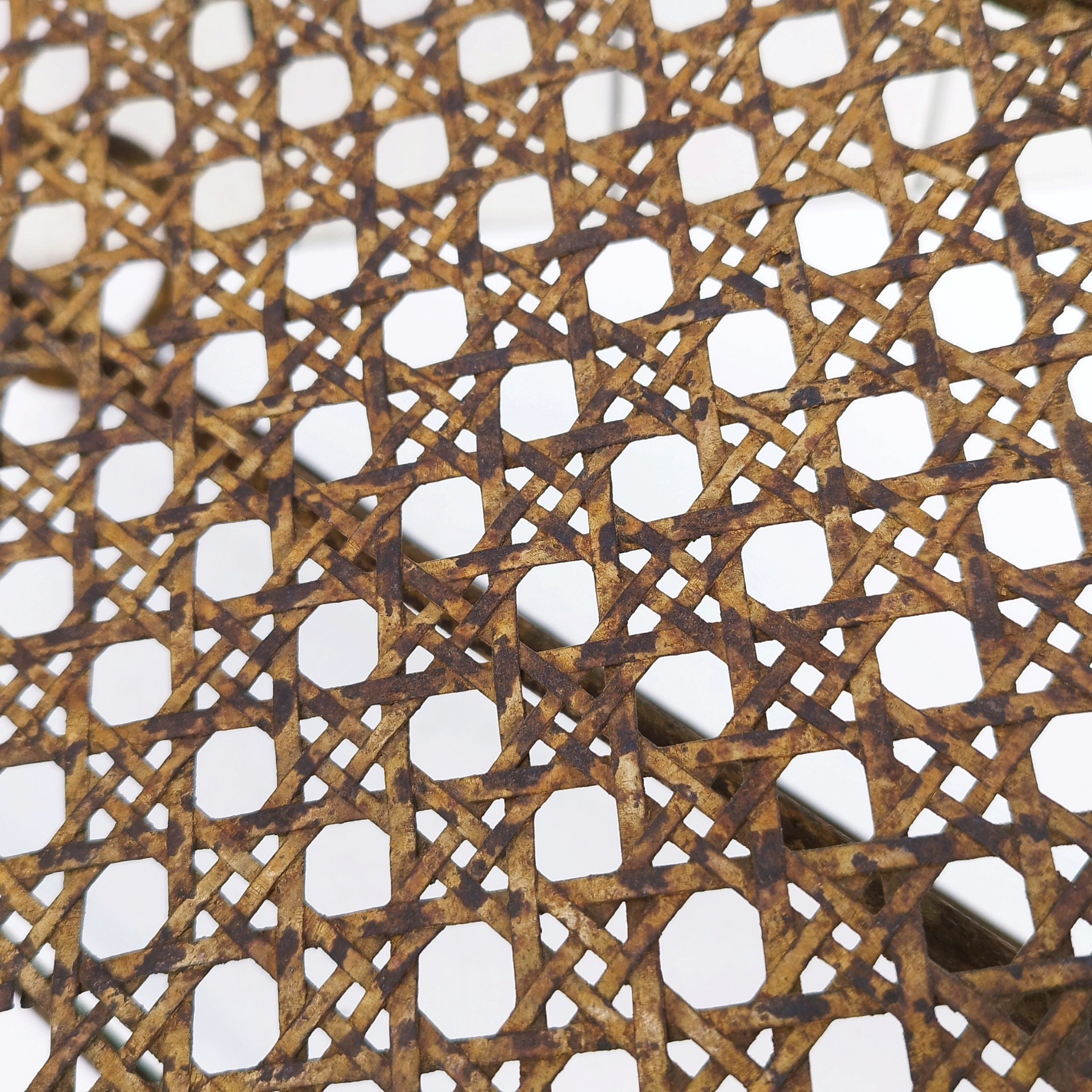 Ancien repose pieds amovible en fer forgé, avec imitation cannage aussi en fer forgé. Très beau travail et de belle qualité. Corrosion sur tout le repose pieds n'altérant pas sa stabilité et robustesse. Dans son jus , bon état général. Hauteur : 16,5 cm Dimensions repose pieds : 20 x 32,5 cm