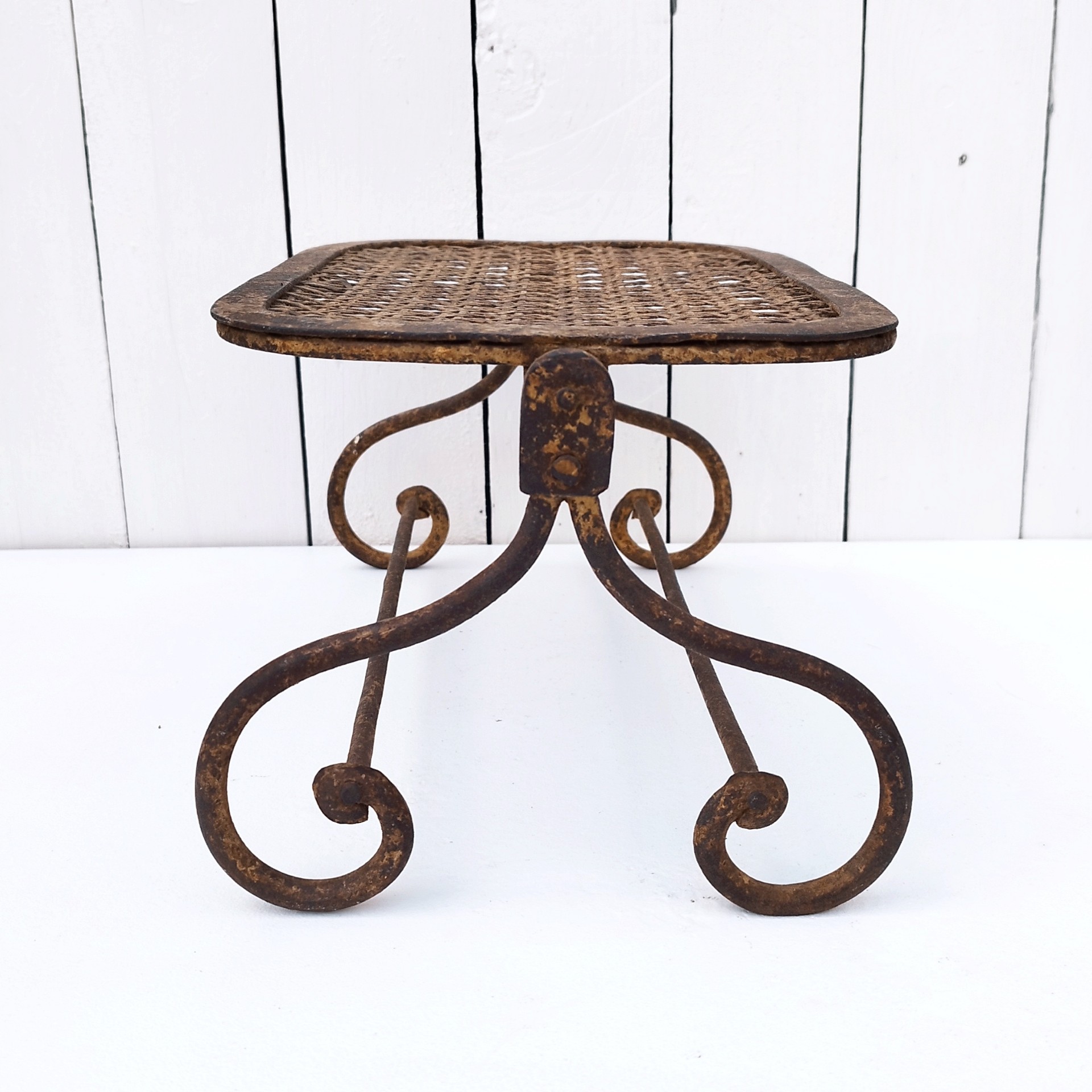 Ancien repose pieds amovible en fer forgé, avec imitation cannage aussi en fer forgé. Très beau travail et de belle qualité. Corrosion sur tout le repose pieds n'altérant pas sa stabilité et robustesse. Dans son jus , bon état général. Hauteur : 16,5 cm Dimensions repose pieds : 20 x 32,5 cm