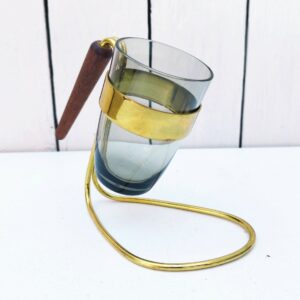 Petit serviteur à sticks ou bâtonnets apéritifs style gressin, en verre irisé et structure en métal doré et poignée en bois. Petites rayures d'usage. Très bon état. Hauteur : 12 cm Diamètre verre: 5,5 cm