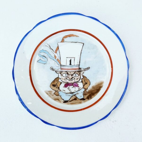 Assiette en porcelaine représentant une caricature d'Adolphe Thiers. Inscrit sur l'arrière "Mr Thiers , 1er conscrit de France"  Légères traces d'usage. Un petit éclat sur le rebord arrière de l'assiette. Bon état général Diamètre : 23 cm