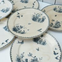 Lot de 8 assiettes plates terre de fer , Sarreguemines Digoin, modèle Tsarine. Quelques micros égrenures sur le contour de deux assiettes, des traces d'usage sans gravité. Pas d'éclat ni fèle. Bon état général Diamètre : 23,5 cm