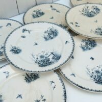 Lot de 8 assiettes plates terre de fer , Sarreguemines Digoin, modèle Tsarine. Quelques micros égrenures sur le contour de deux assiettes, des traces d'usage sans gravité. Pas d'éclat ni fèle. Bon état général Diamètre : 23,5 cm