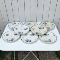 Lot de 8 assiettes plates terre de fer , Sarreguemines Digoin, modèle Tsarine. Quelques micros égrenures sur le contour de deux assiettes, des traces d'usage sans gravité. Pas d'éclat ni fèle. Bon état général Diamètre : 23,5 cm