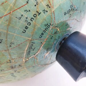 Grand globe céleste en carton recouvert de plâtre et de papier datant de 1900. Par l'abbé Moreux pour Deyrolle. Pied en bois tourné noirci. Salissures et jaunissures du  papier. Le haut du globe est cassé , une restauration est à prévoir. Très belle pièce qui saura trouver sa place chez les amoureux du ciel Dans son jus Hauteur : ~58 cm