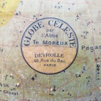 Grand globe céleste en carton recouvert de plâtre et de papier datant de 1900. Par l'abbé Moreux pour Deyrolle. Pied en bois tourné noirci. Salissures et jaunissures du  papier. Le haut du globe est cassé , une restauration est à prévoir. Très belle pièce qui saura trouver sa place chez les amoureux du ciel Dans son jus Hauteur : ~58 cm