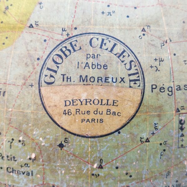 Grand globe céleste en carton recouvert de plâtre et de papier datant de 1900. Par l'abbé Moreux pour Deyrolle. Pied en bois tourné noirci. Salissures et jaunissures du  papier. Le haut du globe est cassé , une restauration est à prévoir. Très belle pièce qui saura trouver sa place chez les amoureux du ciel Dans son jus Hauteur : ~58 cm