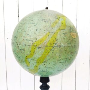 Grand globe céleste en carton recouvert de plâtre et de papier datant de 1900. Par l'abbé Moreux pour Deyrolle. Pied en bois tourné noirci. Salissures et jaunissures du  papier. Le haut du globe est cassé , une restauration est à prévoir. Très belle pièce qui saura trouver sa place chez les amoureux du ciel Dans son jus Hauteur : ~58 cm