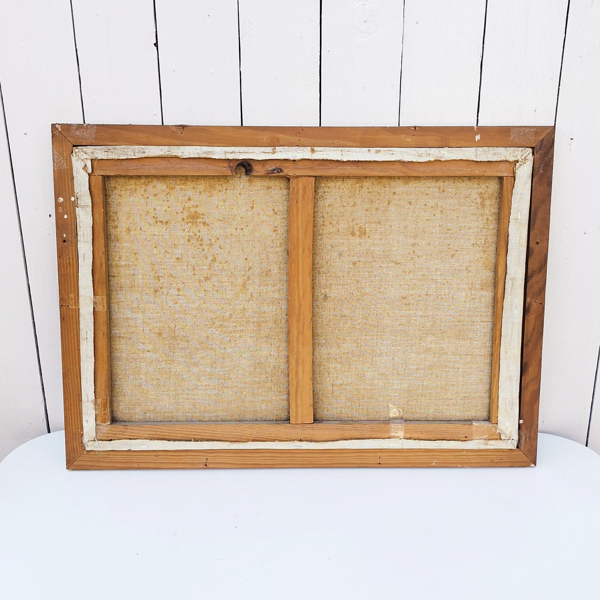 Huile sur toile représentant une tempête, sur les bords de la côte. Une partie est effectuée au couteau donnant un beau relief à cette toile. Encadrement bois avec usures sur le contour. Signée sur le bas à gauche. Bon état général. Dimensions avec encadrement : 61 X 43,5 cm.