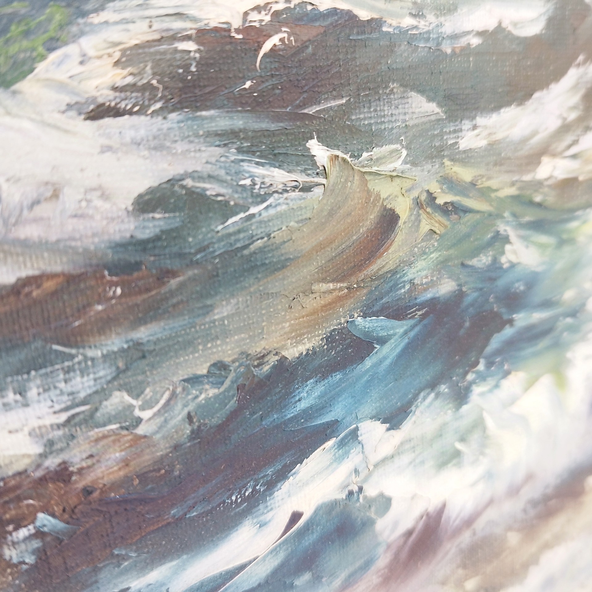 Huile sur toile représentant une tempête, sur les bords de la côte. Une partie est effectuée au couteau donnant un beau relief à cette toile. Encadrement bois avec usures sur le contour. Signée sur le bas à gauche. Bon état général. Dimensions avec encadrement : 61 X 43,5 cm.