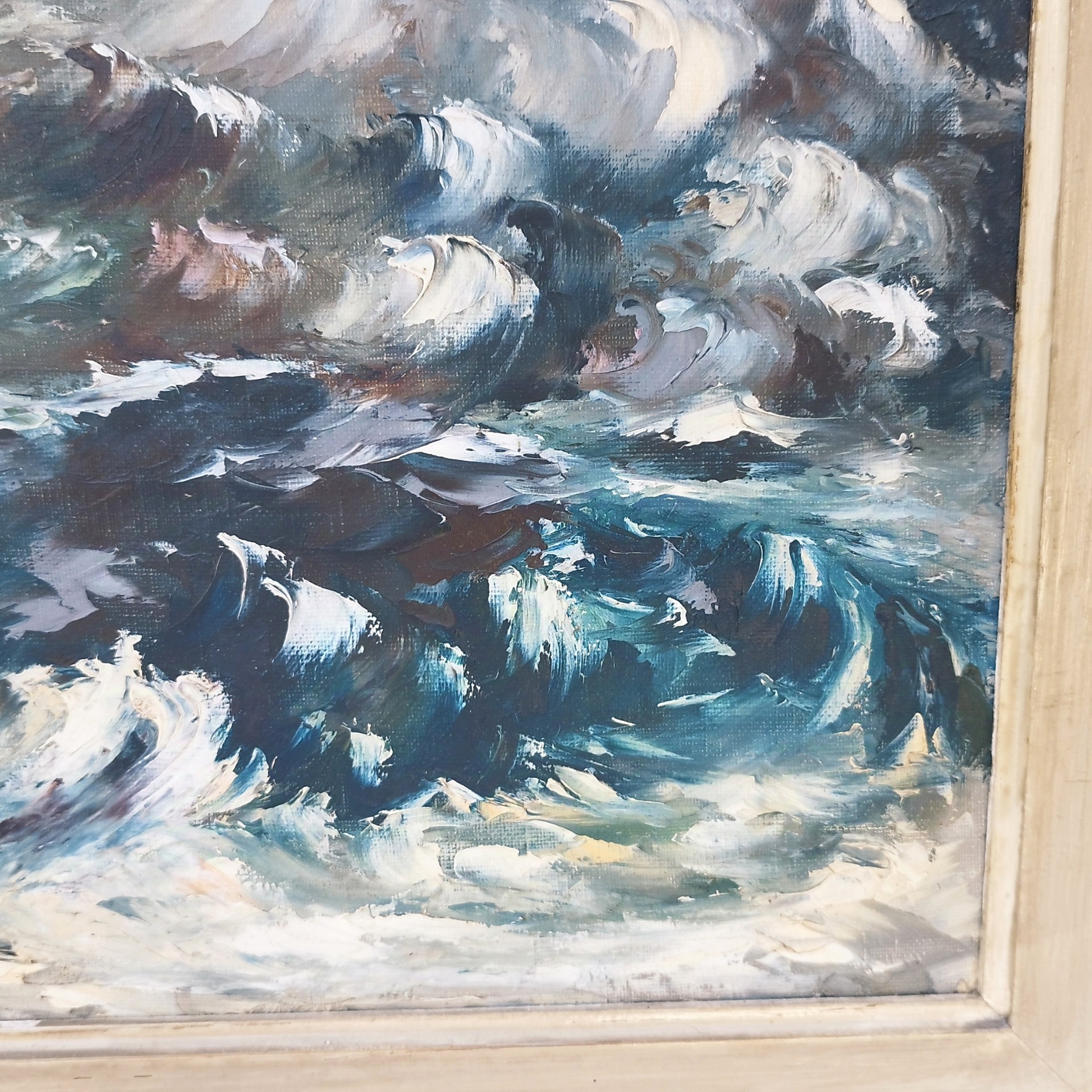 Huile sur toile représentant une tempête, sur les bords de la côte. Une partie est effectuée au couteau donnant un beau relief à cette toile. Encadrement bois avec usures sur le contour. Signée sur le bas à gauche. Bon état général. Dimensions avec encadrement : 61 X 43,5 cm.